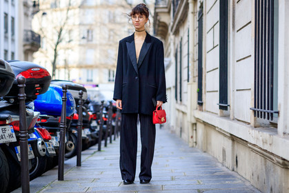 atmosphere details, AUTUMN WINTER 2017-2018, AW 17-18, black jacket, black pants, black shoes, choker, FALL WINTER 2017-2018, fashion week, frenchystyle, full length, FW, FW 17-18, horizontal, jonathan paciullo, leather bag, necklace, oversize, PARIS, PFW, red bag, street style, trousers