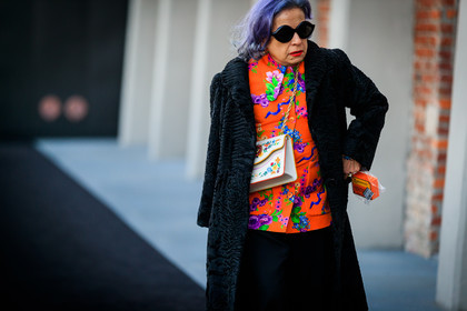 black coat, dyed hair, floral, flowers, graphic bag, graphic jacket, gucci, leather bag, multicolor jacket, orange jacket, printed bag, printed jacket, purple hair, sunglasses, trousers, white bag, fashion week, frenchystyle, FW, jonathan paciullo, street style, MFW, MILAN, AUTUMN WINTER 2018-2019, FALL WINTER 2018-2019, FW 18-19, horizontal, atmosphere details