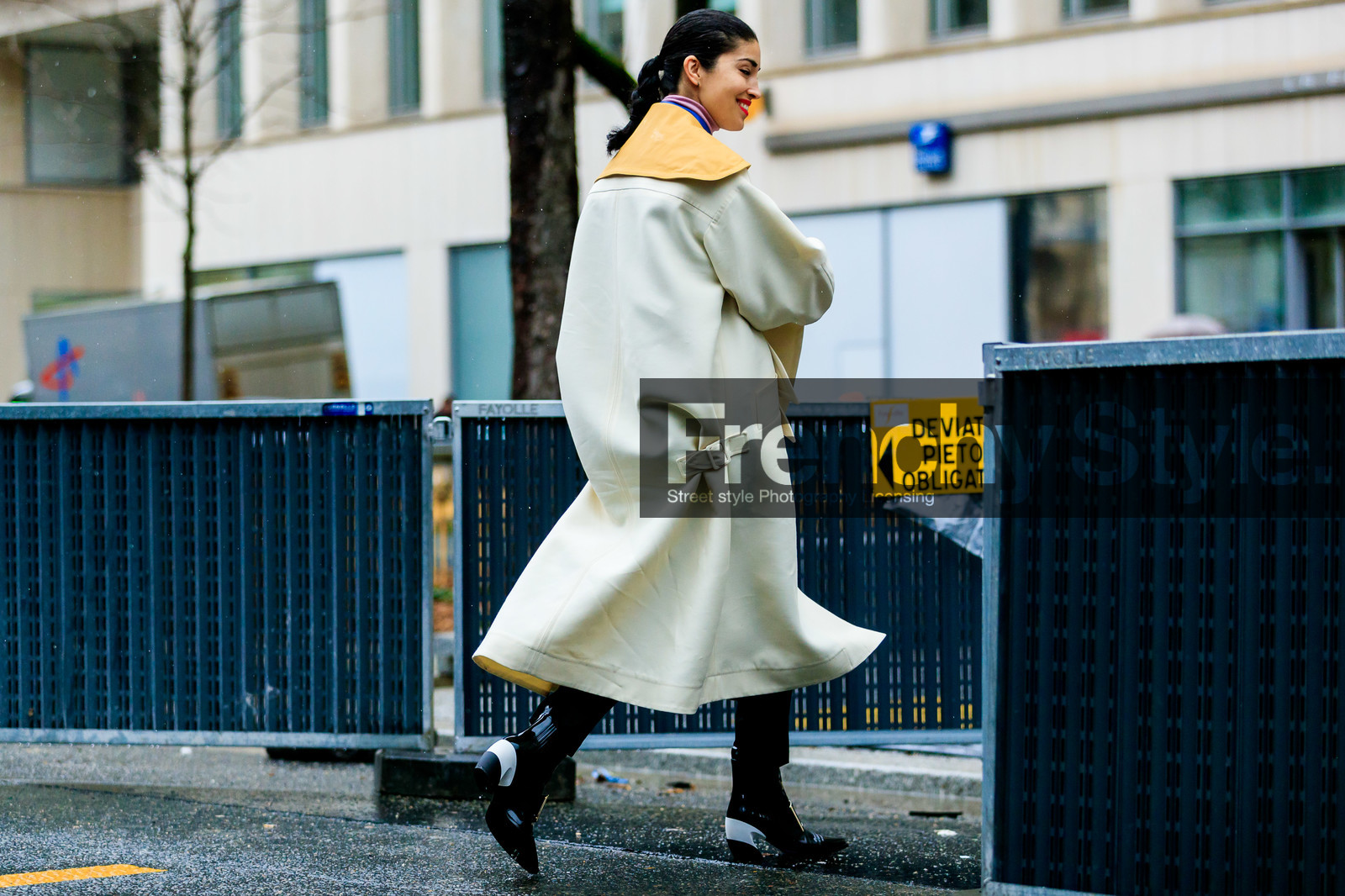 light yellow trenchcoat, yellow trench coat, bicolor trench coat, back details, black polish boots, cowboy boots, low boots, high heels boots, fashion week, frenchystyle, FW, jonathan paciullo, street style, PFW, PARIS, horizontal, atmosphere details, full length