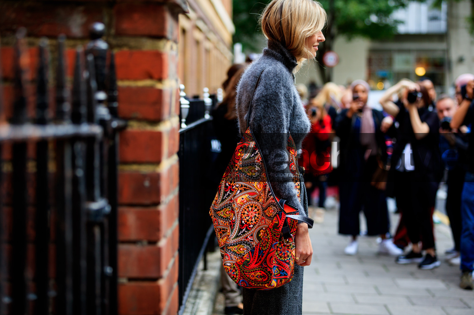 camille charriere, graphic bag, grey sweater, leather bag, multicolor bag, printed bag, red bag, fashion week, frenchystyle, FW, jonathan paciullo, street style, LFW, LONDON, SPRING SUMMER 2019, SS 19, atmosphere details, horizontal, detail