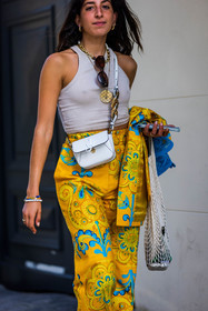 beige mules, beige sandals, beige tank top, color, crossbody bag, fishnet bag, flare pants, floral pants, floral print, flower print, jw anderson bag, mules, pants, print, printed pants, Selma Kaci, tank top, white bag, yellow pants, street style, jonathan paciullo, FW, frenchystyle, fashion week, PFW, PARIS, SPRING SUMMER 2022, SS 22, vertical, atmosphere details
