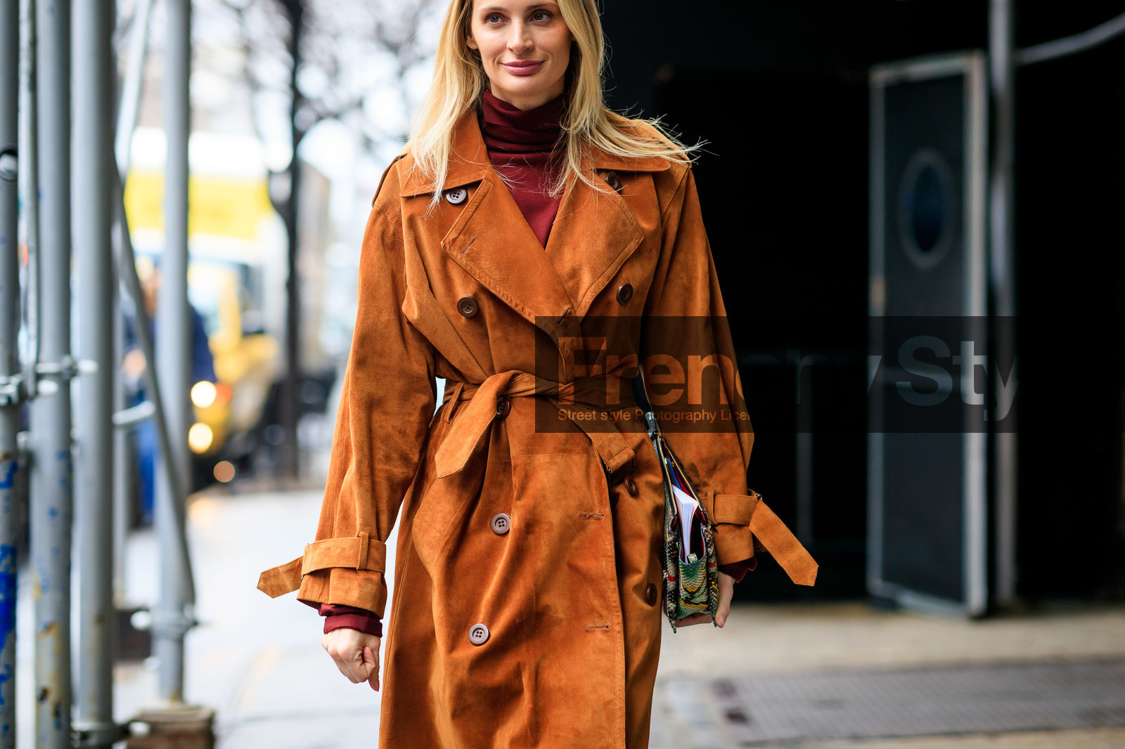 Lauren Santo Domingo, camel trenchcoat, suede trenchcoat, burgundy top, burgundy pullover, turtleneck top, turtleneck pullover, belted trench coat, animal skin clutch, green clutch, fashion week, frenchystyle, FW, jonathan paciullo, street style, NYFW, NEW YORK, AUTUMN WINTER 2020-2021, FALL WINTER 2020-2021, FW 20-21, horizontal, atmosphere details, detail