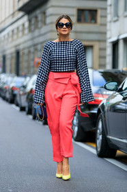 checked top, fashion week, frenchystyle, full length, FW, graphic top, high heels, high waist, jonathan paciullo, leather bag, leather shoes, MFW, MILAN, pink pants, printed top, SPRING SUMMER 2017, SS 17, street style, sunglasses, thassia naves, trousers, vertical, yellow shoes