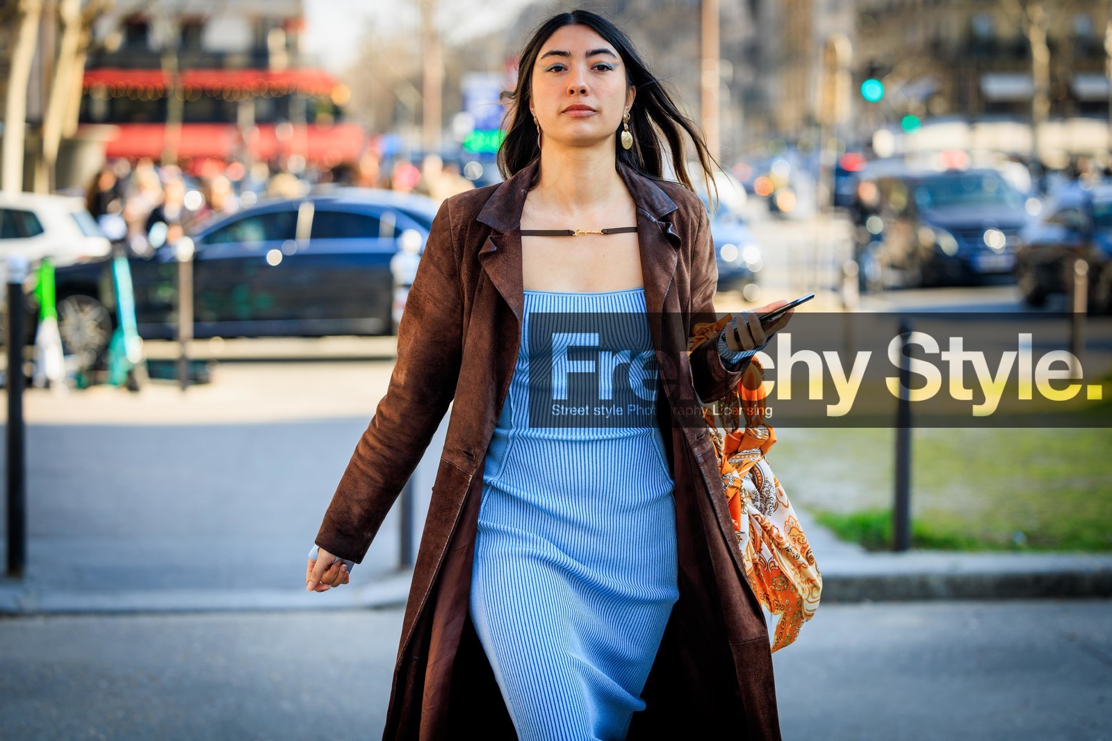 brown trench, pastel blue dress, long dress, knitted dress, golden loopsprinted bag, orange bag, street style, jonathan paciullo, FW, frenchystyle, fashion week, AUTUMN WINTER 2022-2023, FALL WINTER 2022_2023, FW 22-23, horizontal, PFW, PARIS, atmosphere details, detail