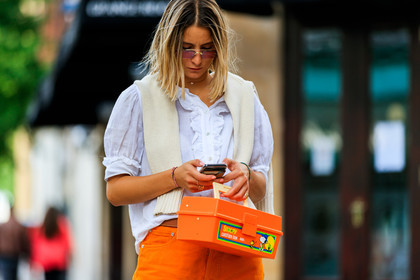denim pants, graphic bag, jeans, leather bag, orange bag, orange pants, printed bag, ruffles, sunglasses, trousers, white shirt, wide pants, fashion week, frenchystyle, FW, jonathan paciullo, street style, LFW, LONDON, SPRING SUMMER 2019, SS 19, atmosphere details, horizontal, detail
