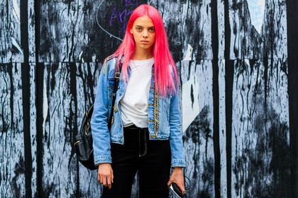 backpack, black bag, black pants, dyed hair, leather bag, model, pink hair, trousers, white t shirt, fashion week, frenchystyle, FW, jonathan paciullo, street style, LFW, LONDON, SPRING SUMMER 2019, SS 19, atmosphere details, horizontal, detail