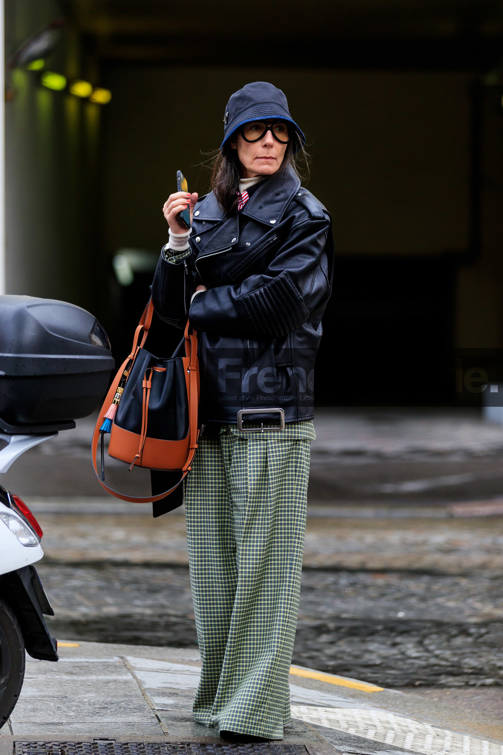 Véronique Tristram, black hat, black leather bag, black leather perfecto, black glasses, big glasses, aviator glasses, camel leather bag, bicolor bag, bucket bag, loewe bag, checked pants, light yellow pants, navy blue pants, prada hat, fashion week, frenchystyle, FW, jonathan paciullo, street style, PFW, PARIS, AUTUMN WINTER 2020-2021, FALL WINTER 2020-2021, FW 20-21, vertical, full length