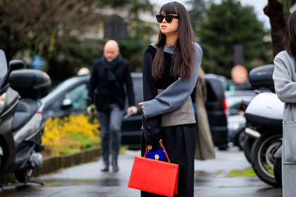 atmosphere details, AUTUMN WINTER 2017-2018, AW 17-18, black pants, detail, FALL WINTER 2017-2018, fashion week, frenchystyle, FW, FW 17-18, horizontal, jonathan paciullo, leaf greener, leather bag, PARIS, PFW, printed top, red bag, street style, trousers