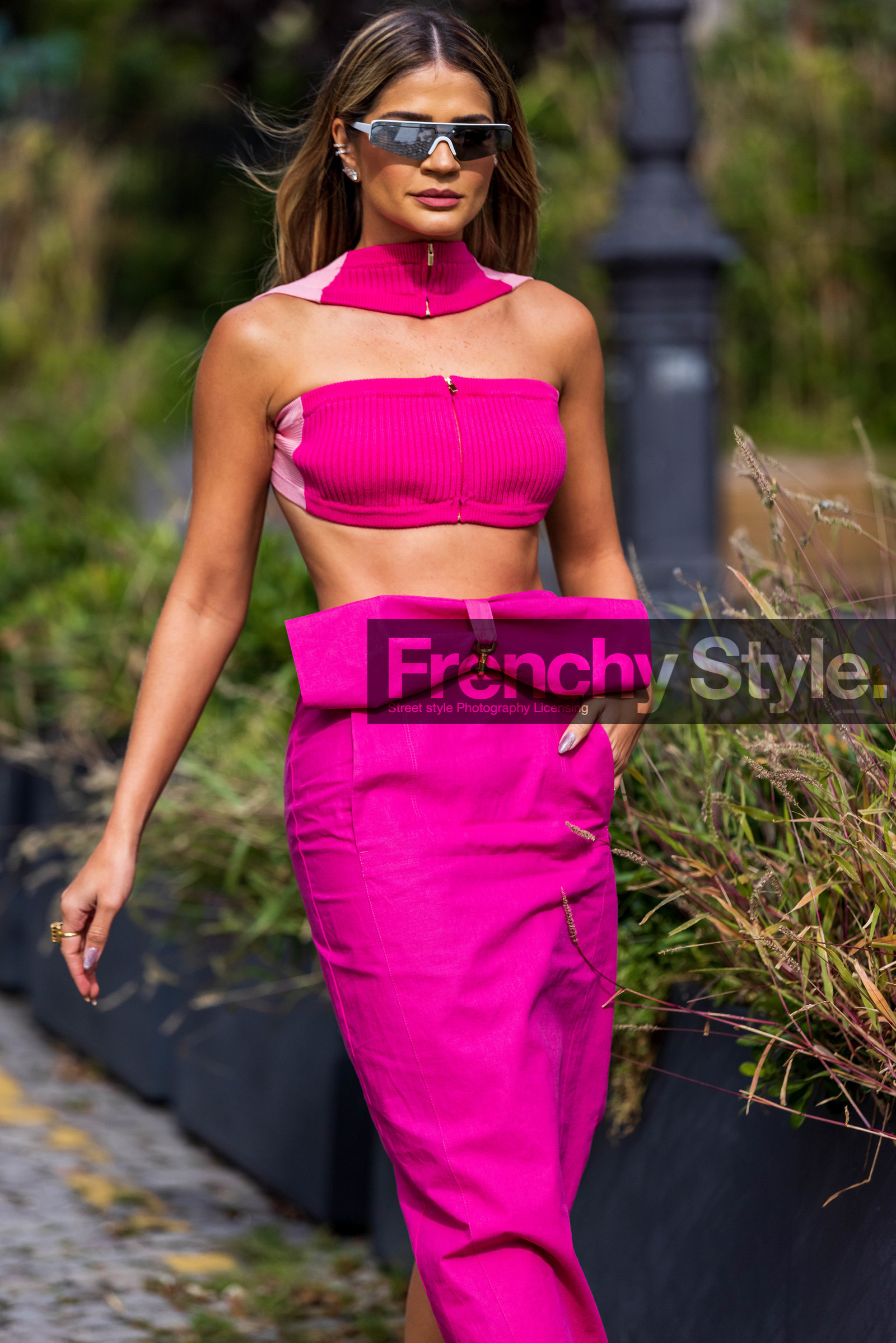 bow, crop top, fluo pink, long skirt, pink crop, pink skirt, silver sunglasses, skirt, sunglasses, Thassia Naves, fashion week, frenchystyle, FW, jonathan paciullo, street style, PFW, PARIS, SPRING SUMMER 2022, SS 22, vertical, atmosphere details