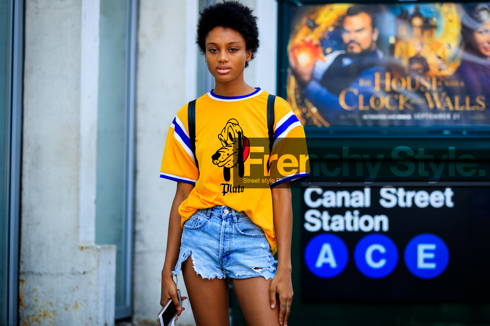 blue denim, blue shorts, denim pants, denim shorts, jeans, model, printed t shirt, yellow t shirt, fashion week, frenchystyle, FW, jonathan paciullo, street style, NYFW, NEW YORK, SPRING SUMMER 2019, SS 19, atmosphere details, horizontal, detail
