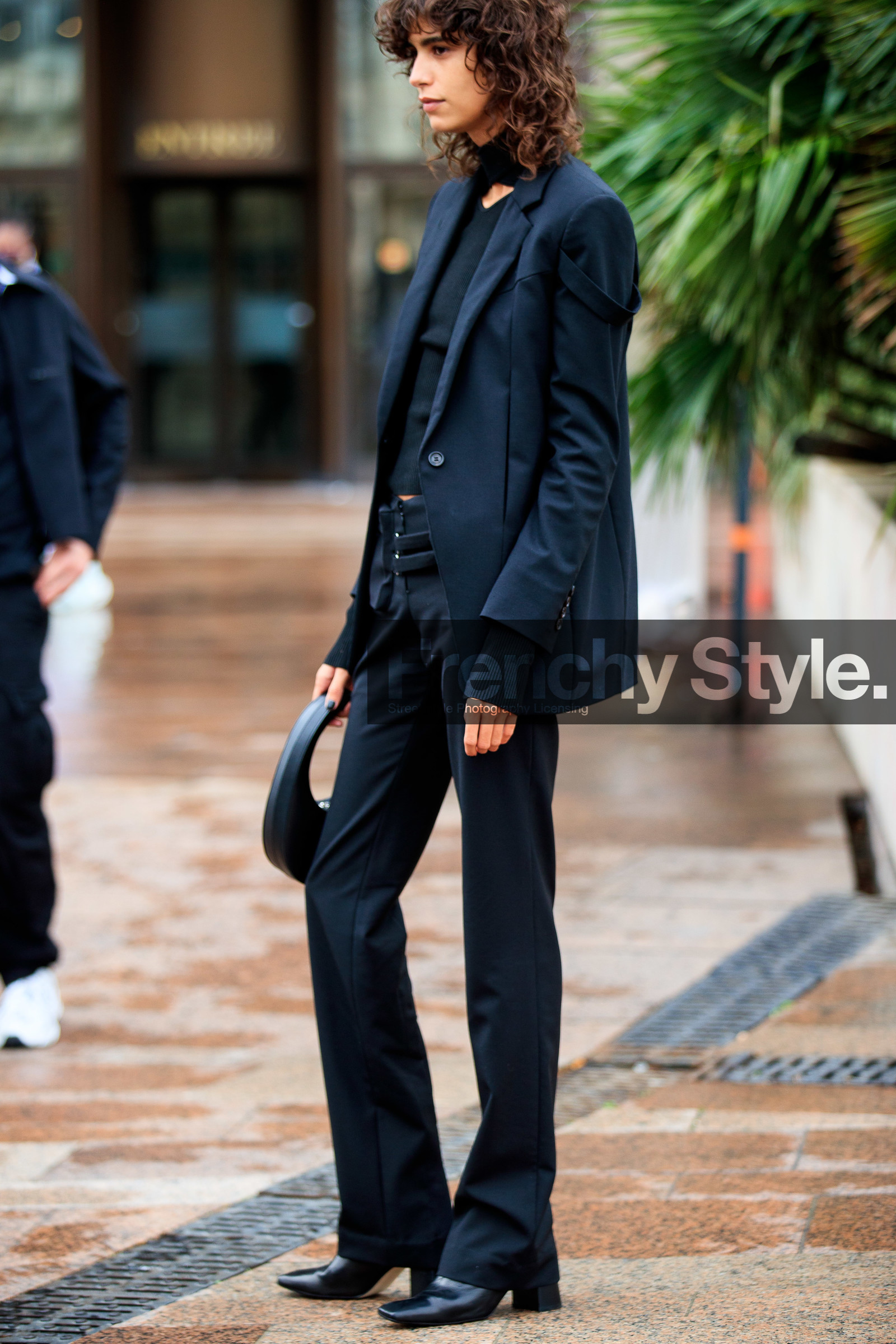 mica arganaraz, coperni bag, coperni look, coperni jacket, black jacket, black pants, black leather bag, black leather boots, black total look, flare pants, round shape bag, fashion week, frenchystyle, FW, jonathan paciullo, street style, PFW, PARIS, SPRING SUMMER 2021, SS 21, vertical, atmosphere details, detail, model