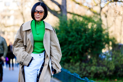 atmosphere details, AUTUMN WINTER 2017-2018, AW 17-18, beige coat, denim pants, detail, FALL WINTER 2017-2018, fashion week, frenchystyle, FW, FW 17-18, green top, horizontal, jeans, jonathan paciullo, PARIS, PFW, street style, sunglasses, trench coat, trousers, white denim, yoyo cao
