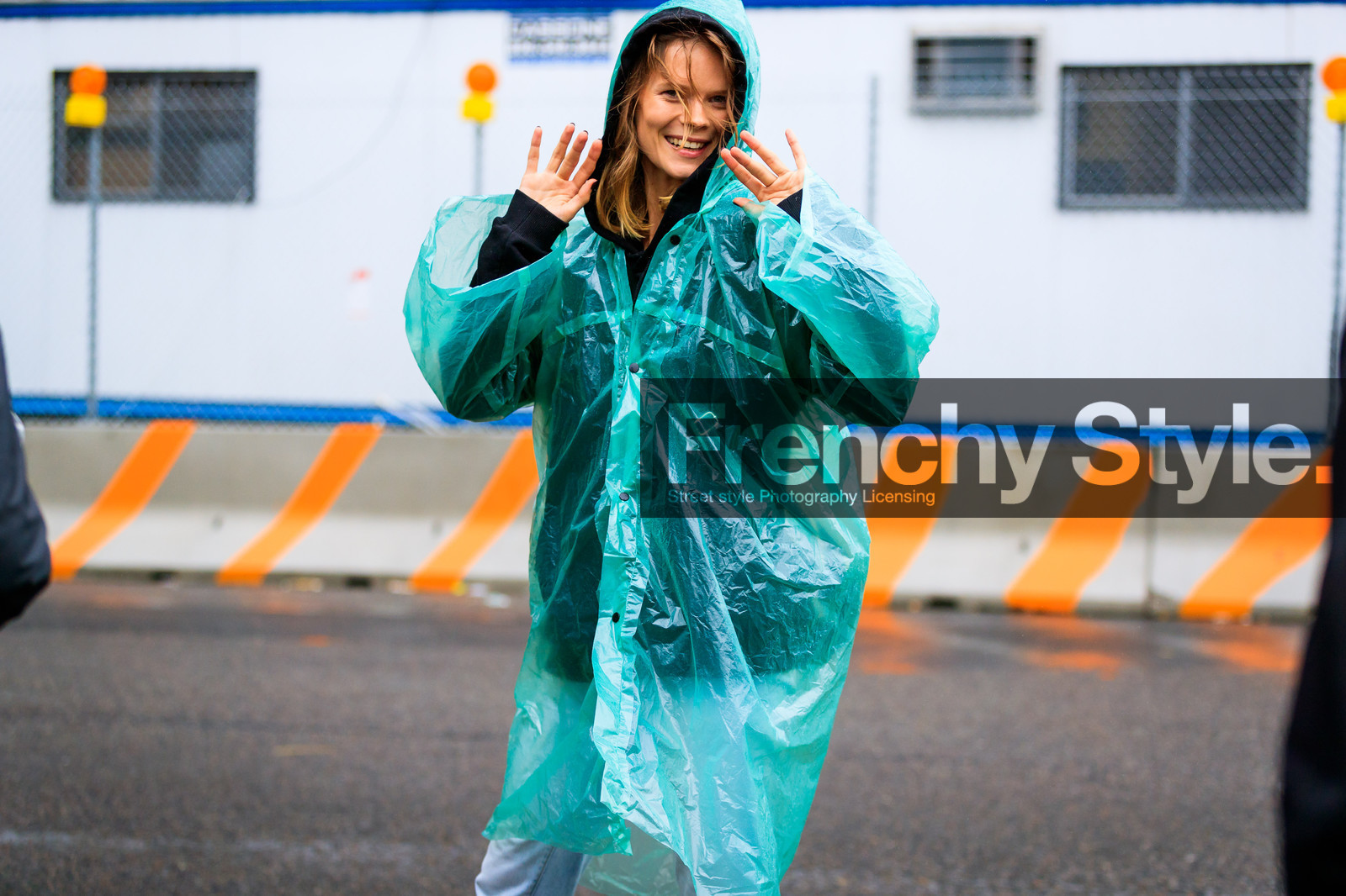 blue coat, hood, irina kravchenko, model, rain coat, street style, jonathan paciullo, FW, frenchystyle, fashion week, NYFW, NEW YORK, SPRING SUMMER 2019, SS 19, atmosphere details, horizontal, detail