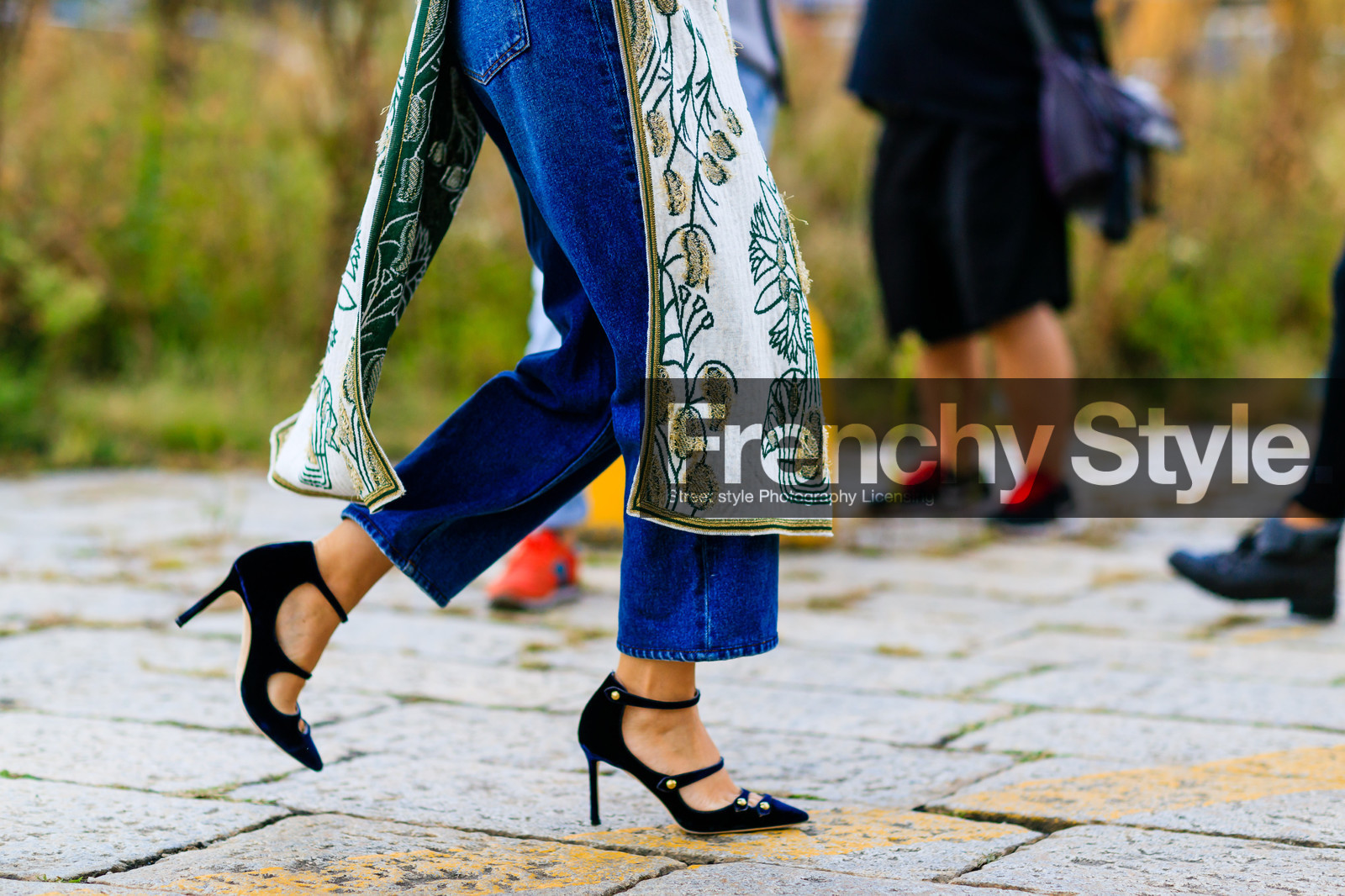 atmosphere details, beige jacket, black shoes, blue denim, denim pants, detail, embroidered jacket, fashion week, frenchystyle, FW, high heels, horizontal, jeans, jonathan paciullo, leather shoes, MFW, MILAN, printed jacket, SPRING SUMMER 2017, SS 17, street style, trousers, velvet