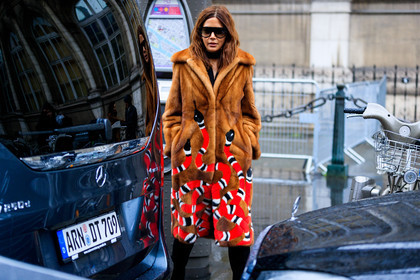 atmosphere details, AUTUMN WINTER 2017-2018, AW 17-18, brown coat, brown fur, Christine Centenera, detail, FALL WINTER 2017-2018, fashion week, frenchystyle, Fur coat, FW, FW 17-18, gucci, horizontal, jonathan paciullo, PARIS, PFW, printed coat, street style, sunglasses
