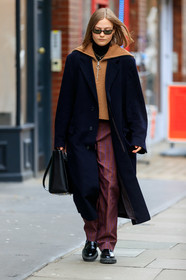 navy blue coat, beige pullover, zipped pullover, burgundy pants, checked pants, purple pants, black leather bag, black polish shoes, scale sunglasses, small sunglasses, square shape glasses, fashion week, frenchystyle, FW, jonathan paciullo, street style, LFW, LONDON, AUTUMN WINTER 2020-2021, FALL WINTER 2020-2021, FW 20-21, vertical, full length