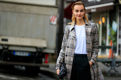 model, Maartje Verhoef, make up, make up details, green eyeliner, black eyeliner, white t-shirt, checked trench coat, vinyl trenchcoat, beige trench coat, black pants, black leather clutch, bottega veneta bag, plaid trenchcoat, fashion week, frenchystyle, FW, jonathan paciullo, street style, PFW, PARIS, horizontal, atmosphere details, detail