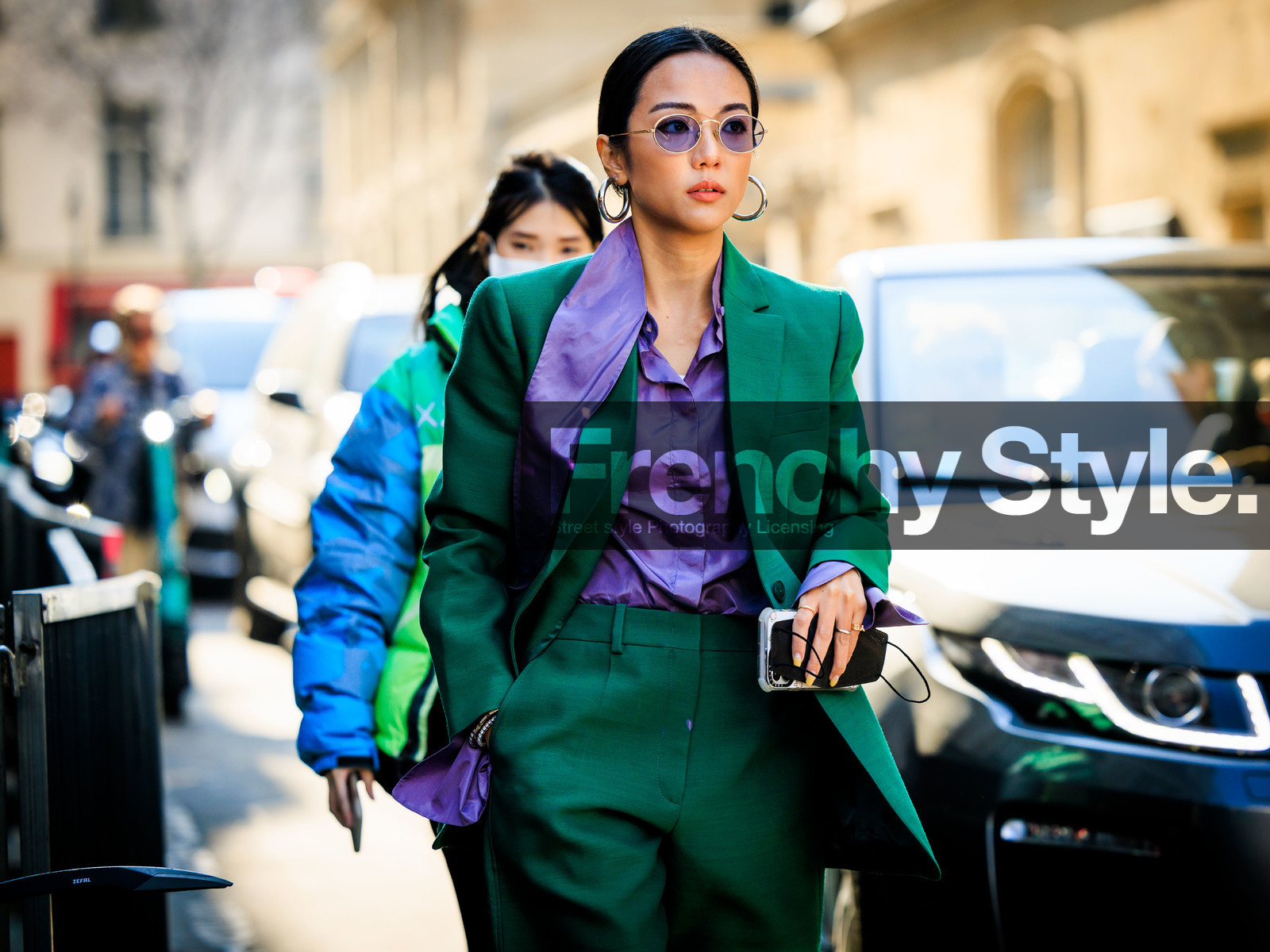 green suit, purple shirt, satin shirt, dandy look, valentino, silver loops, purple sunglasses, yoyo cao, street style, jonathan paciullo, FW, frenchystyle, fashion week, AUTUMN WINTER 2022-2023, FALL WINTER 2022_2023, FW 22-23, PARIS, PFW, horizontal, atmosphere details, detail