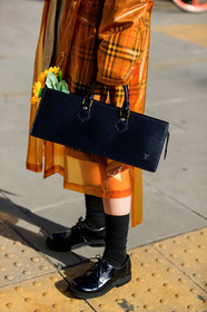 burberry trench coat, beige trench coat, checked trench coat, orange waterproof jacket, sheer jacket, long jacket, louis vuitton bag, hand bag, animal skin bag, black leather bag, black leather shoes, flat shoes, laced shoes, black socks, fashion week, frenchystyle, FW, jonathan paciullo, street style, vertical, detail, atmosphere details
