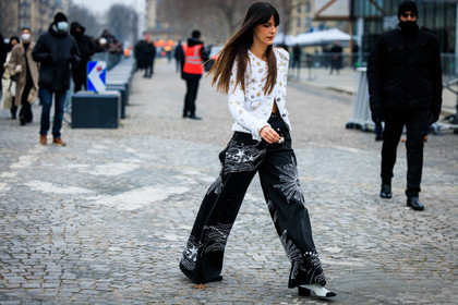 chanel, flared pants, black trousers, baggy pants, embroidered pants, white jacket, tweed jacket, long hair, haut couture, chanel bottines, white bottines, fashion week, frenchystyle, FW, jonathan paciullo, street style, PARIS, PFW, SPRING SUMMER 2022, SS 22, full length, leia sfez