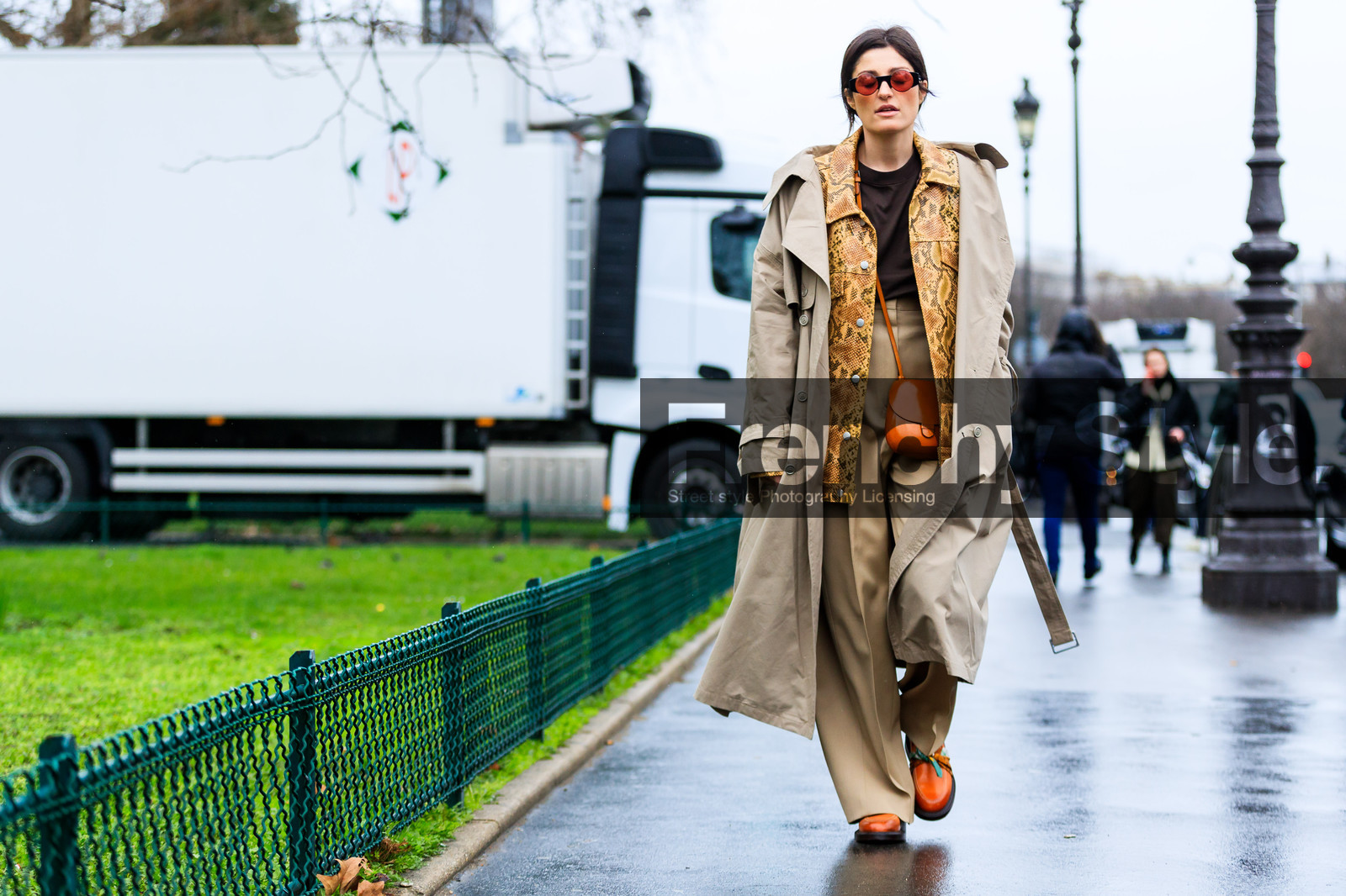 atmosphere details, AUTUMN WINTER 2017-2018, AW 17-18, back detail, brown coat, earrings, FALL WINTER 2017-2018, fashion week, frenchystyle, full length, FW, FW 17-18, horizontal, jonathan paciullo, leather bag, leather coat, louis vuitton, PARIS, PFW, red coat, street style, sunglasses