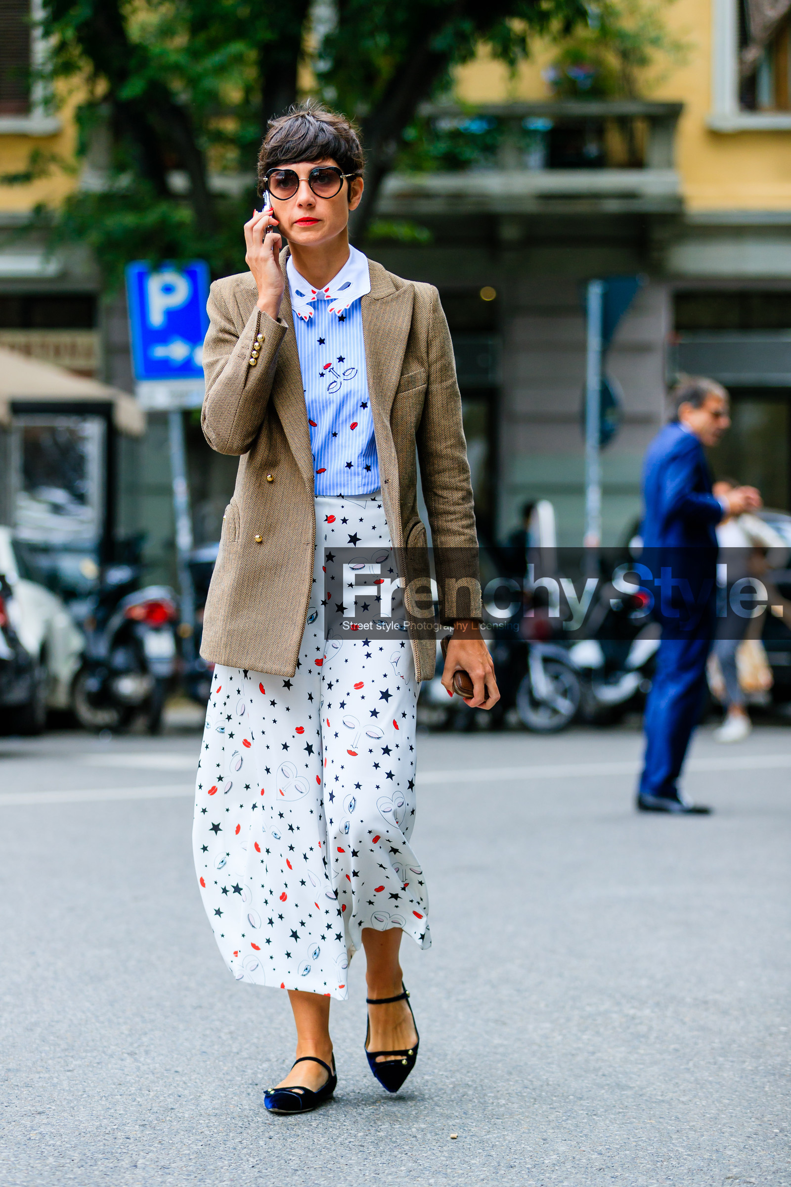 beige jacket, blazer, blue shirt, blue shoes, eva geraldine fontanelli, fashion week, frenchystyle, full length, FW, jonathan paciullo, leather shoes, MFW, MILAN, printed pants, printed shirt, SPRING SUMMER 2017, SS 17, street style, sunglasses, trousers, velvet, vertical, white pants