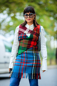 maria bernad, plaid pullover, plaid jacket, plaid top, checked jacket, checked pullover, checked top, sleeveless jacket, sleeveless pullover, sleeveless top, fringe jacket, fringe pullover, fringe top, red pullover, red jacket, red top, blue top, blue jacket, blue pullover, multicolor jacket, multicolor pullover, multicolor top, white shirt, asymetrical jacket, asymetrical pullover, asymmetrical top, layered pullover, layered top, layered jacket, denim, blue jeans, big sunglasses, blue sunglasses, smoked sunglasses, street style, jonathan paciullo, FW, frenchystyle, fashion week, PFW, PARIS, SPRING SUMMER 2021, SS 21, vertical, atmosphere details, detail