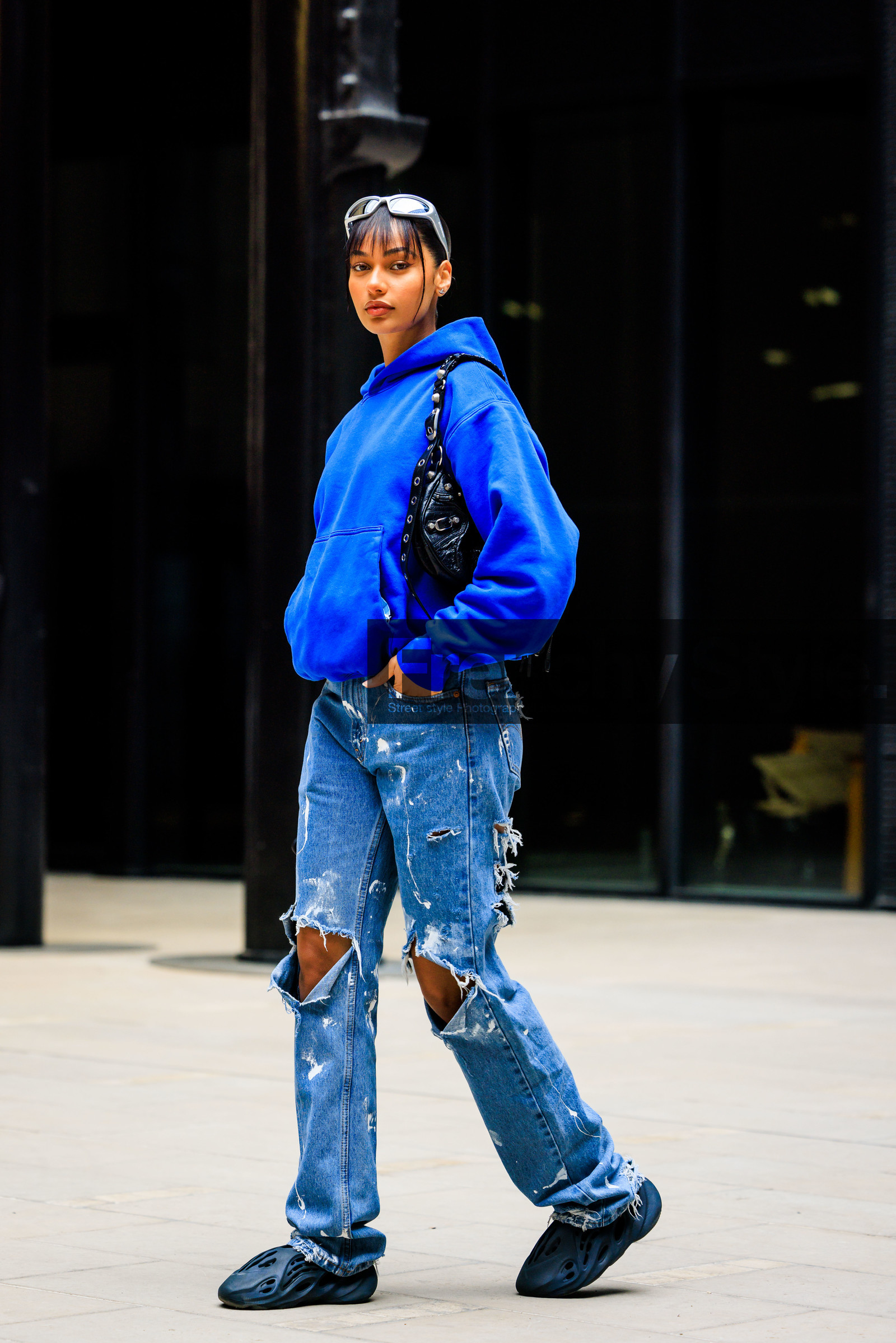 blue hoodie, balenciaga bag, black handbag, ripped jeans, denim, black sneakers, silver glasses, balenciaga, jamilla strand, fashion week, frenchystyle, FW, jonathan paciullo, street style, AUTUMN WINTER 2022-2023, FALL WINTER 2022_2023, FW 22-23, PFW, PARIS, vertical, full length, cagoule bag