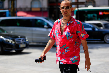 atmosphere details, black shorts, detail, fashion week, frenchystyle, FW, horizontal, jonathan paciullo, marc goehring, MENSWEAR, necklace, PARIS, PFW, printed shirt, red shirt, SPRING SUMMER 2018, SS 18, street style, sunglasses, tattoos