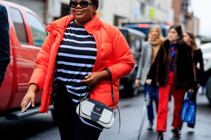 gabriella karefa johnson, red coat, down jacket, striped t-shirt, sailor t-shirt, white leather bag, bicolor bag, prada bag, hand bag, round shape sunglasses, chanel sunglasses, fashion week, frenchystyle, FW, jonathan paciullo, street style, NYFW, NEW YORK, AUTUMN WINTER 2020-2021, FALL WINTER 2020-2021, FW 20-21, horizontal, atmosphere details, detail