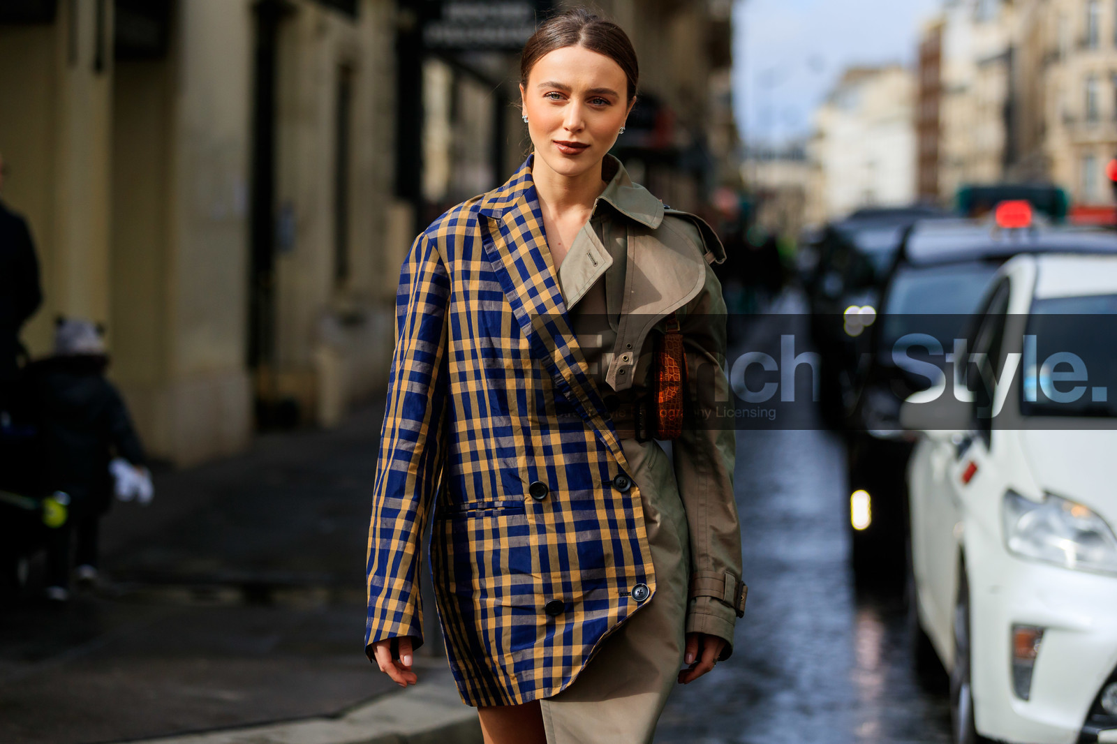mary leest, kaki jacket, kaki trench coat, checked jacket, checked trench coat, asymetrical jacket, asymetrical trenchcoat, navy blue jacket, navy blue trench coat, strassed earrings, logo earrings, chanel earrings, camel leather bag, shoulder bag, animal skin bag, jacket dress, fashion week, frenchystyle, FW, jonathan paciullo, street style, PFW, PARIS, FALL WINTER 2020-2021, AUTUMN WINTER 2020-2021, FW 20-21, horizontal, detail, atmosphere details