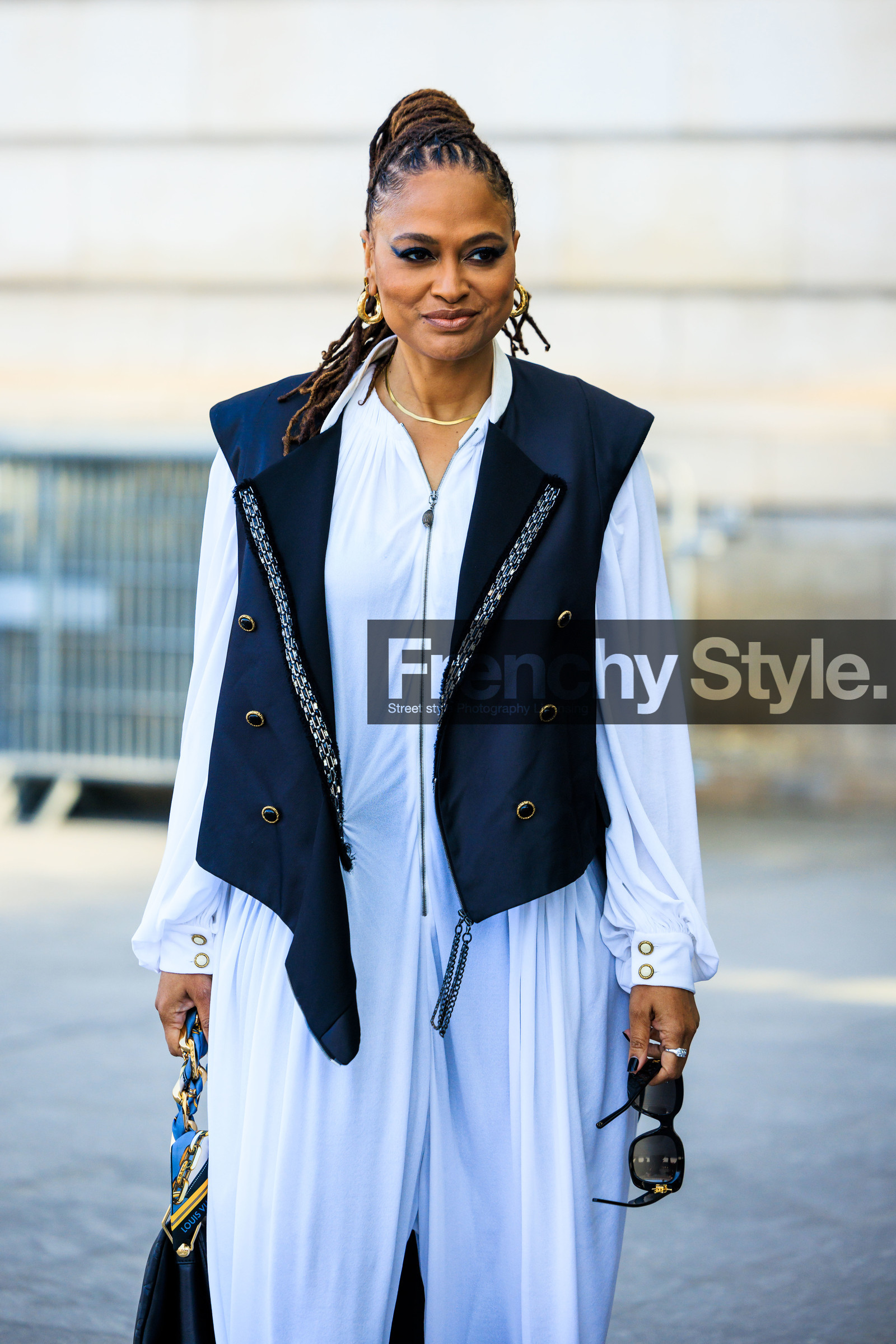 hair braids, golden loops, sleeveless vest, navy blue vest, golden necklaces, white dress, long dress, black sunglasses, black handbag, zipped dress, shirt dress, louis vuitton, cat eye, make up, street style, jonathan paciullo, FW, frenchystyle, fashion week, AUTUMN WINTER 2022-2023, FALL WINTER 2022_2023, FW 22-23, PFW, PARIS, vertical, detail