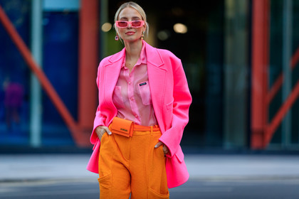 leonie hanne, color block look, neon pink jacket, oversize jacket, miu miu shirt, neon pink shirt, pink sunglasses, future shape sunglasses, sheer shirt, orange pants, oversize pants, jacquemus bag, mini bag, belt bag, orange leather bag, animal skin bag, strassed earrings, big earrings, fashion week, frenchystyle, FW, jonathan paciullo, street style, atmosphere details, horizontal, detail