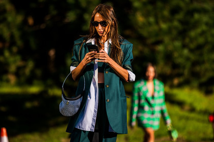 bag, blazer, Chloé Harrouche, green blazer, green pants, pants, rayban, shirt, smartphone, strass, strass bag, suit, sunglasses, white shirt, street style, jonathan paciullo, FW, frenchystyle, fashion week, PFW, PARIS, SPRING SUMMER 2022, SS 22, horizontal, atmosphere details