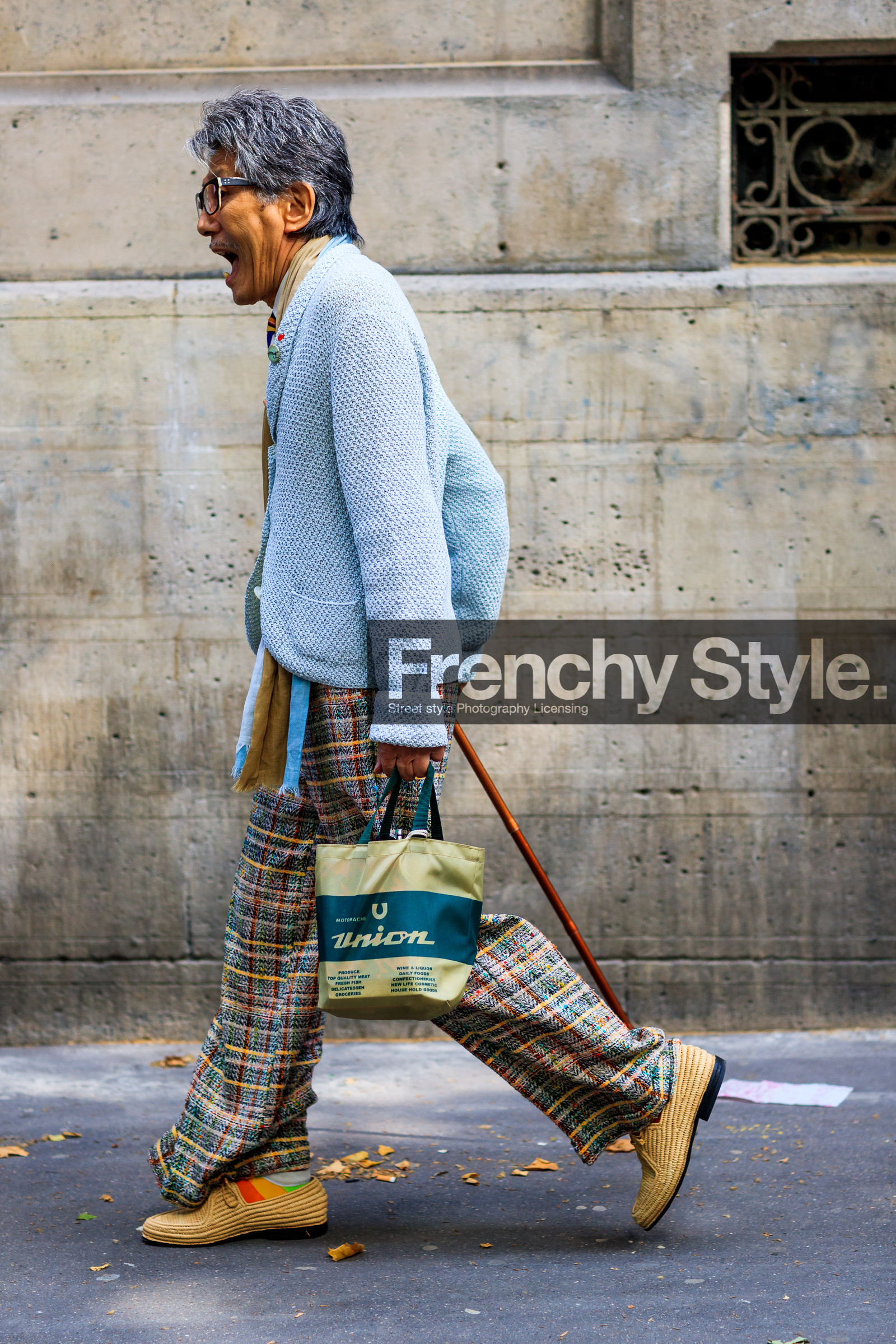 beige shoes, blue cardigan, fashion week, frenchystyle, full length, FW, gold bag, jonathan paciullo, leather bag, leather shoes, MENSWEAR, PARIS, PFW, printed bag, printed pants, SPRING SUMMER 2018, SS 18, street style, trousers, tweed pants, vertical