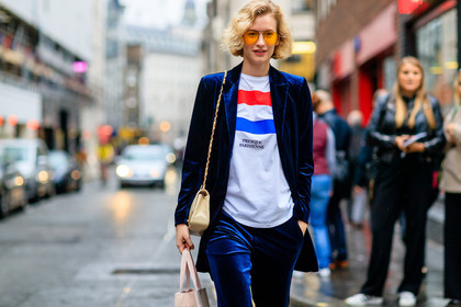 atmosphere details, aviator sunglasses, beige bag, blazer, blue jacket, blue pants, blue suit, detail, fashion week, frenchystyle, FW, horizontal, jonathan paciullo, leather bag, LFW, LONDON, navy pants, printed t shirt, SPRING SUMMER 2017, SS 17, street style, sunglasses, trousers, velvet suit, white t shirt, woman, zanita whittington