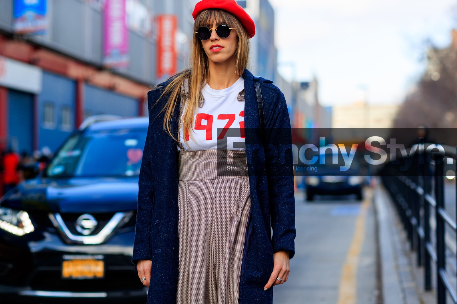 beige pants, beret, blue jacket, high waist, printed t shirt, red hat, sunglasses, white t shirt, street style, jonathan paciullo, FW, frenchystyle, fashion week, NYFW, NEW YORK, AUTUMN WINTER 2018-2019, AW 18-19, FALL WINTER 2018-2019, FW 18-19, atmosphere details, horizontal, detail