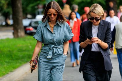 emily zak, jumpsuit, green jumpsuit, short sleeves jumpsuit, louis vuitton clutch, monogrammed clutch, multi bracelet, black suits, black jacket, black pants, white t-shirt, black sunglasses, orange sunglasses, golden necklace, street style, jonathan paciullo, FW, frenchystyle, fashion week, MFW, MILAN, SPRING SUMMER 2020, SS 20