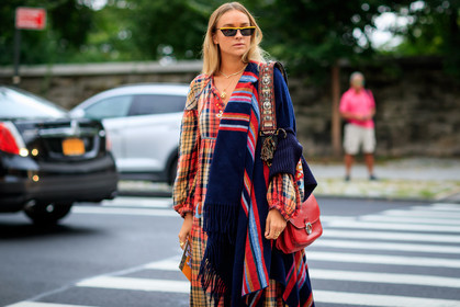 graphic dress, leather bag, multicolor dress, printed dress, red bag, sunglasses, fashion week, frenchystyle, FW, jonathan paciullo, street style, NYFW, NEW YORK, SPRING SUMMER 2019, SS 19, atmosphere details, horizontal, detail