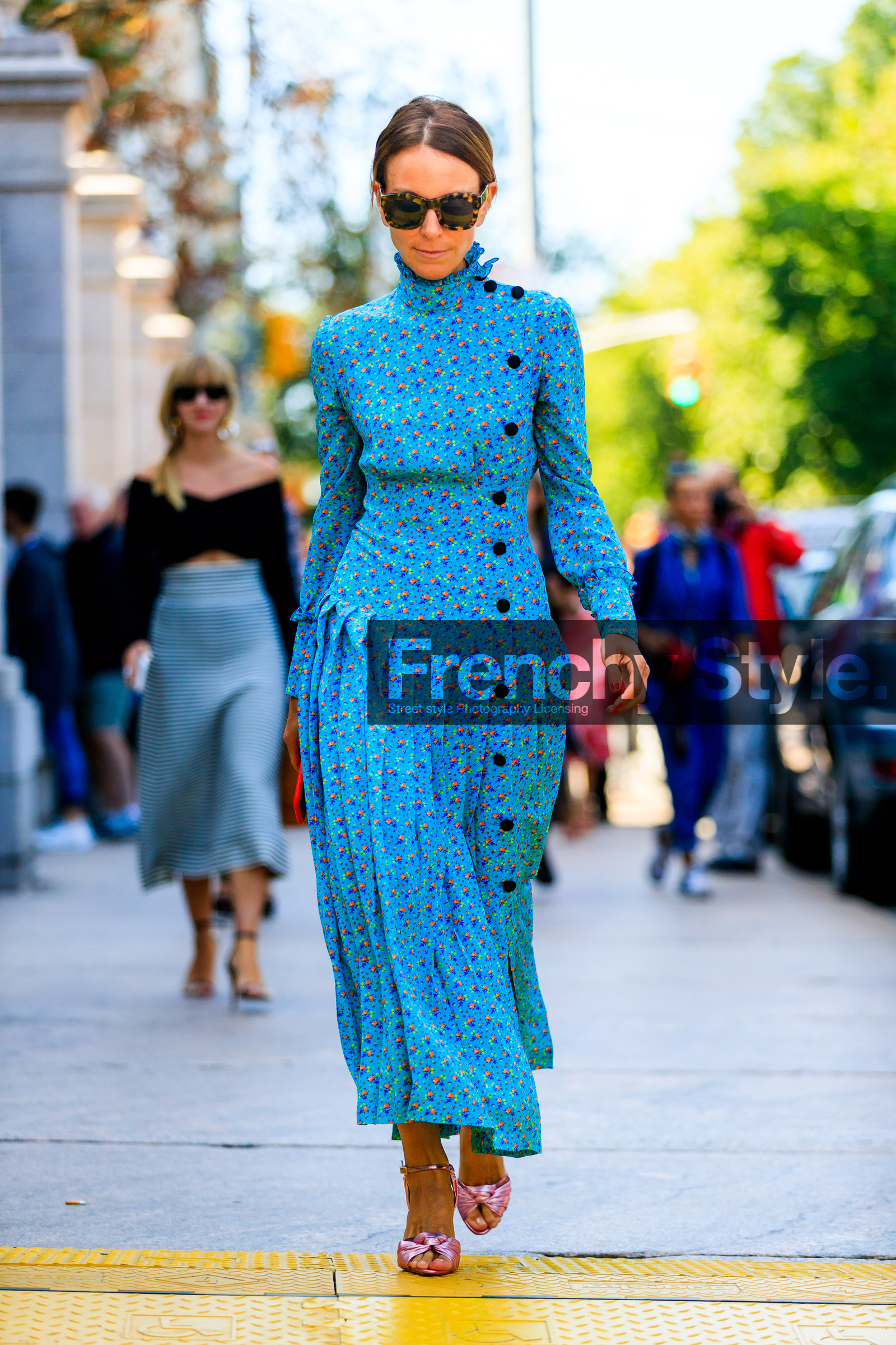 blue dress, fashion week, frenchystyle, full length, FW, high heels, jonathan paciullo, leather shoes, long dress, NEW YORK, NYFW, pink shoes, pleats, printed dress, SPRING SUMMER 2018, SS 18, street style, sunglasses, vertical