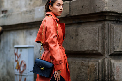 black bag, leather bag, red coat, trench coat, leather coat, fashion week, frenchystyle, FW, jonathan paciullo, street style, MFW, MILAN, AUTUMN WINTER 2018-2019, FALL WINTER 2018-2019, FW 18-19, horizontal, atmosphere details