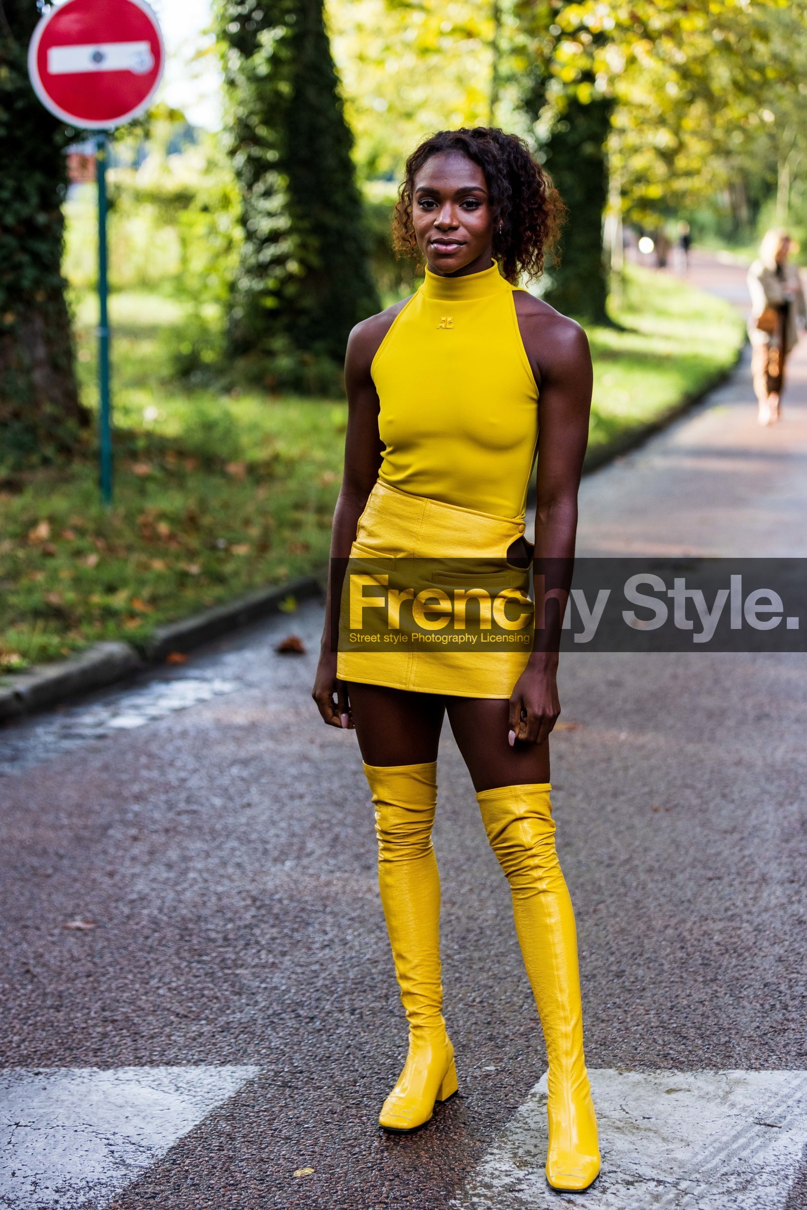 boots, color, courreges boots, courreges look, Dina Asher Smith, high boots, leather bag, leather boots, leather skirt, mini skirt, monochrome, skirt, top, turtleneck, yellow monochrome, yellow skirt, yellow top, yellow turtleneck, street style, jonathan paciullo, FW, frenchystyle, fashion week, PFW, PARIS, SPRING SUMMER 2022, SS 22, vertical, full length