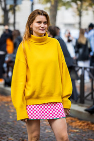 bag, check, Eugénie Trochu, khaki bag, knitwear, mini skirt, pink skirt, print, printed skirt, short skirt, skirt, turtleneck, vuitton bag, yellow turtleneck, fashion week, frenchystyle, FW, jonathan paciullo, street style, PFW, PARIS, SPRING SUMMER 2022, SS 22, vertical, atmosphere details