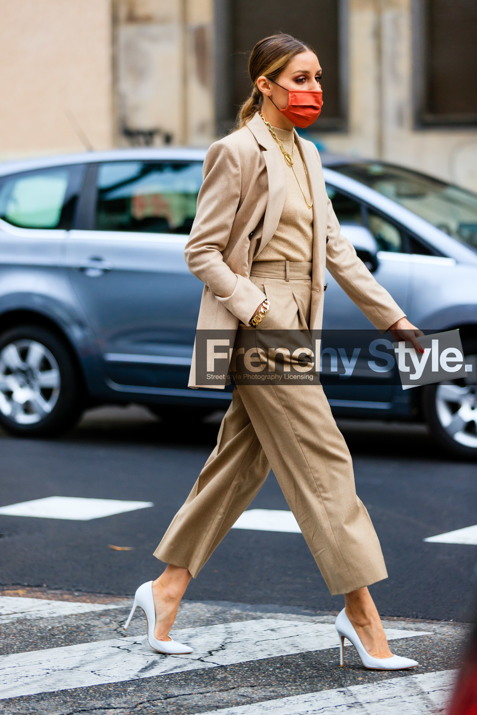 beige total look, beige jacket, beige pullover, beige pants, sparkling pullover, beige suits, golden necklace, long necklace, white leather pumps, cropped pants, golden bracelet, big chain bracelet, covid face mask, olivia palermo, street style, jonathan paciullo, FW, frenchystyle, fashion week, MFW, MILAN, SPRING SUMMER 2021, SS 21, vertical, full length