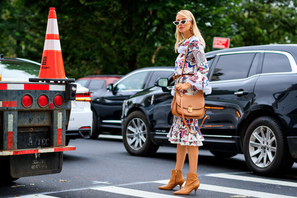 beige bag, beige boots, brown belt, floral, flowers, graphic dress, high heels, leather bag, leather belt, leather shoes, printed dress, sunglasses, white dress, fashion week, frenchystyle, FW, jonathan paciullo, street style, NYFW, NEW YORK, SPRING SUMMER 2019, SS 19, atmosphere details, horizontal, full length
