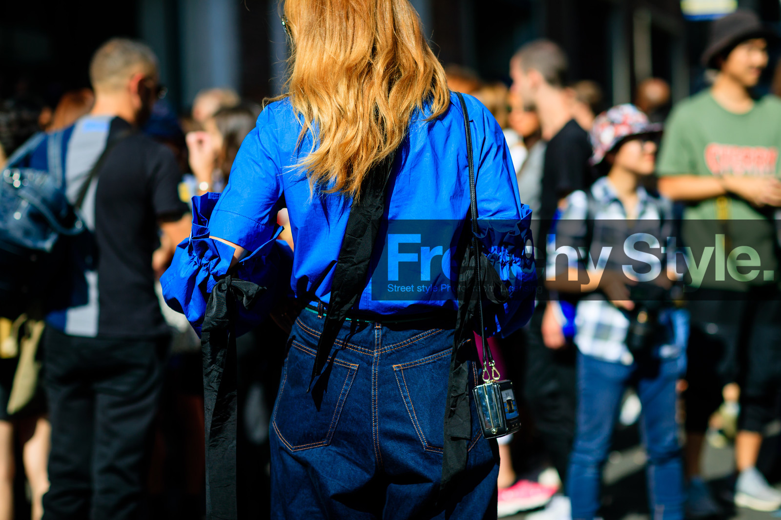 atmosphere details, back detail, blue denim, blue shirt, denim pants, detail, fashion week, frenchystyle, FW, horizontal, jeans, jonathan paciullo, leather bag, oversize, PARIS, PFW, SPRING SUMMER 2017, SS 17, street style, trousers