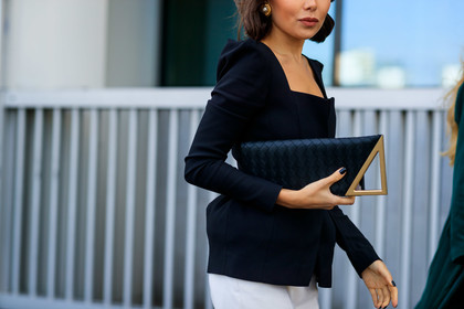 karina nigay, black leather clutch, black jacket, plaited clutch, bag detail, close up detail, fashion week, frenchystyle, FW, jonathan paciullo, street style, MFW, MILAN, AUTUMN WINTER 2020-2021, FALL WINTER 2020-2021, FW 20-21, horizontal, atmosphere details, detail