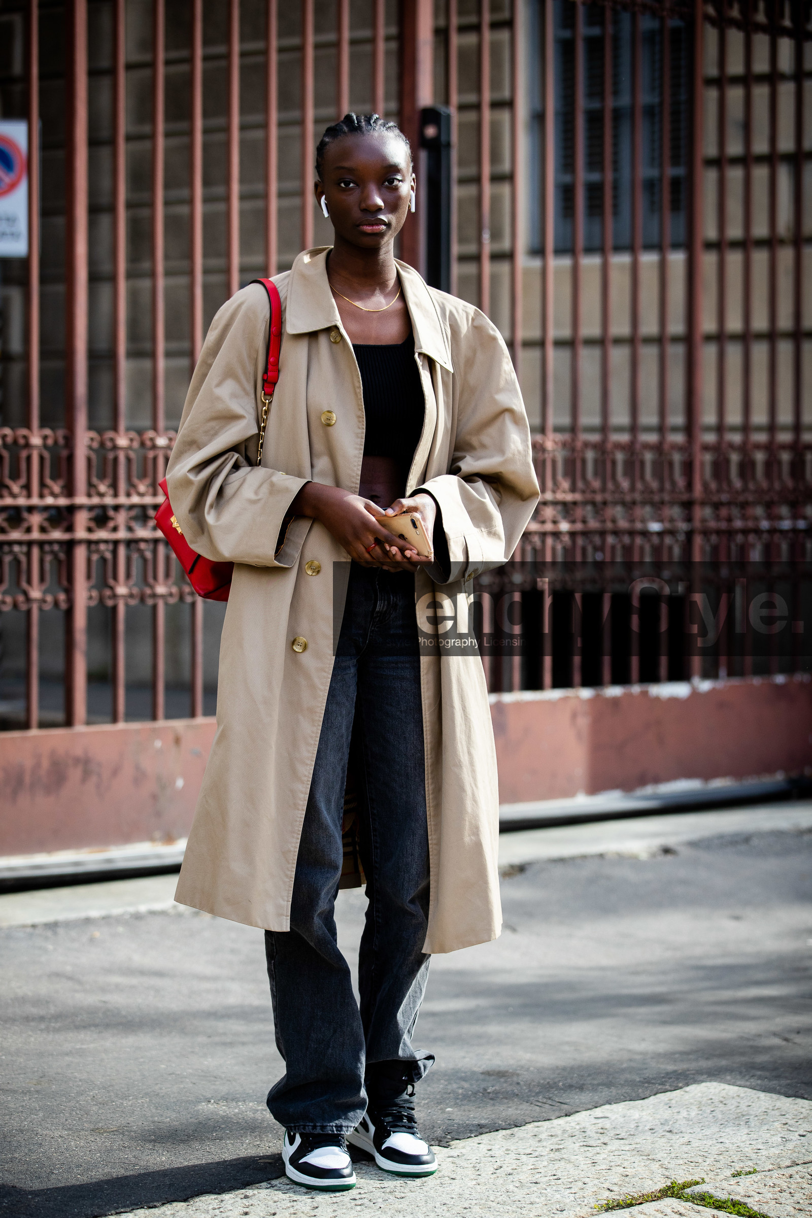 airpod, beige trench coat, red leather bag, shoulder bag, michael kors bag, black jeans, loose jeans, nike shoes, black leather sneakers, white leather sneakers, black top, cropped top, street style, jonathan paciullo, FW, frenchystyle, fashion week, MFW, MILAN, SPRING SUMMER 2021, SS 21, vertical, full length, model