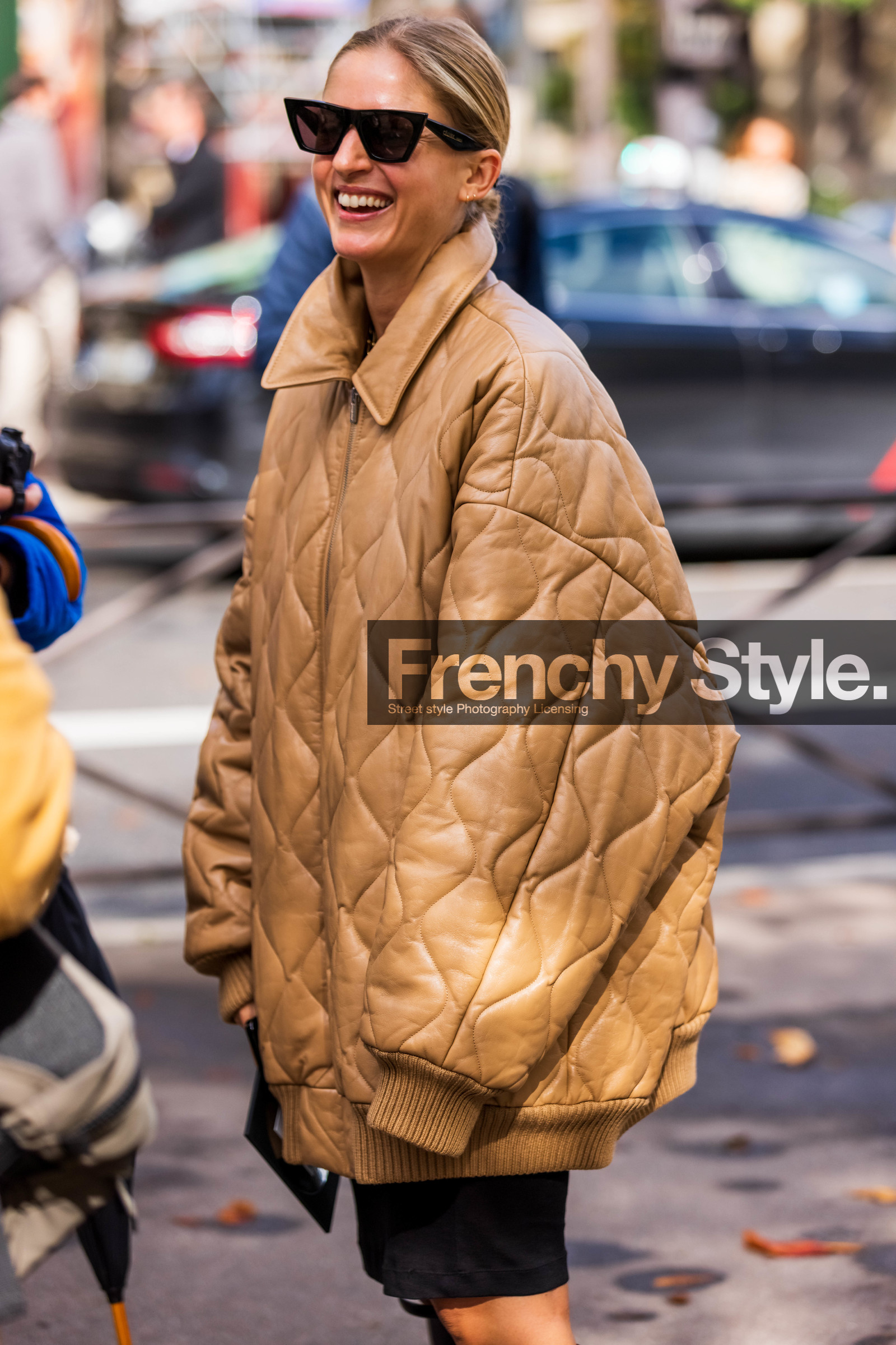 beige jacket, black sunglasses, jacket, oversize jacket, quilted jacket, sunglasses, coat, oversize coat, beige coat, leather jacket, leather coat, fashion week, frenchystyle, FW, jonathan paciullo, street style, PFW, PARIS, SPRING SUMMER 2022, SS 22, vertical, atmosphere details