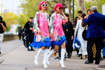 Ami and Aya Suzuki, valentino bag, valentino dress, valentino sunglasses, pink hair, pink dress, pink leather bag, light green dress, blue dress, feather details, feather dress, long sleeves dress, mini dress, floral printed dress, white leather boots, high boots, high heels boots, fendi boots, polish boots, red sunglasses, white sunglasses, geometric shape glasses, big sunglasses, red leather bag, shoulder bag, strassed headband, pink headband, PARIS, PFW, SPRING SUMMER 2020, SS 20, fashion week, frenchystyle, FW, jonathan paciullo, street style, horizontal, atmosphere details, full length